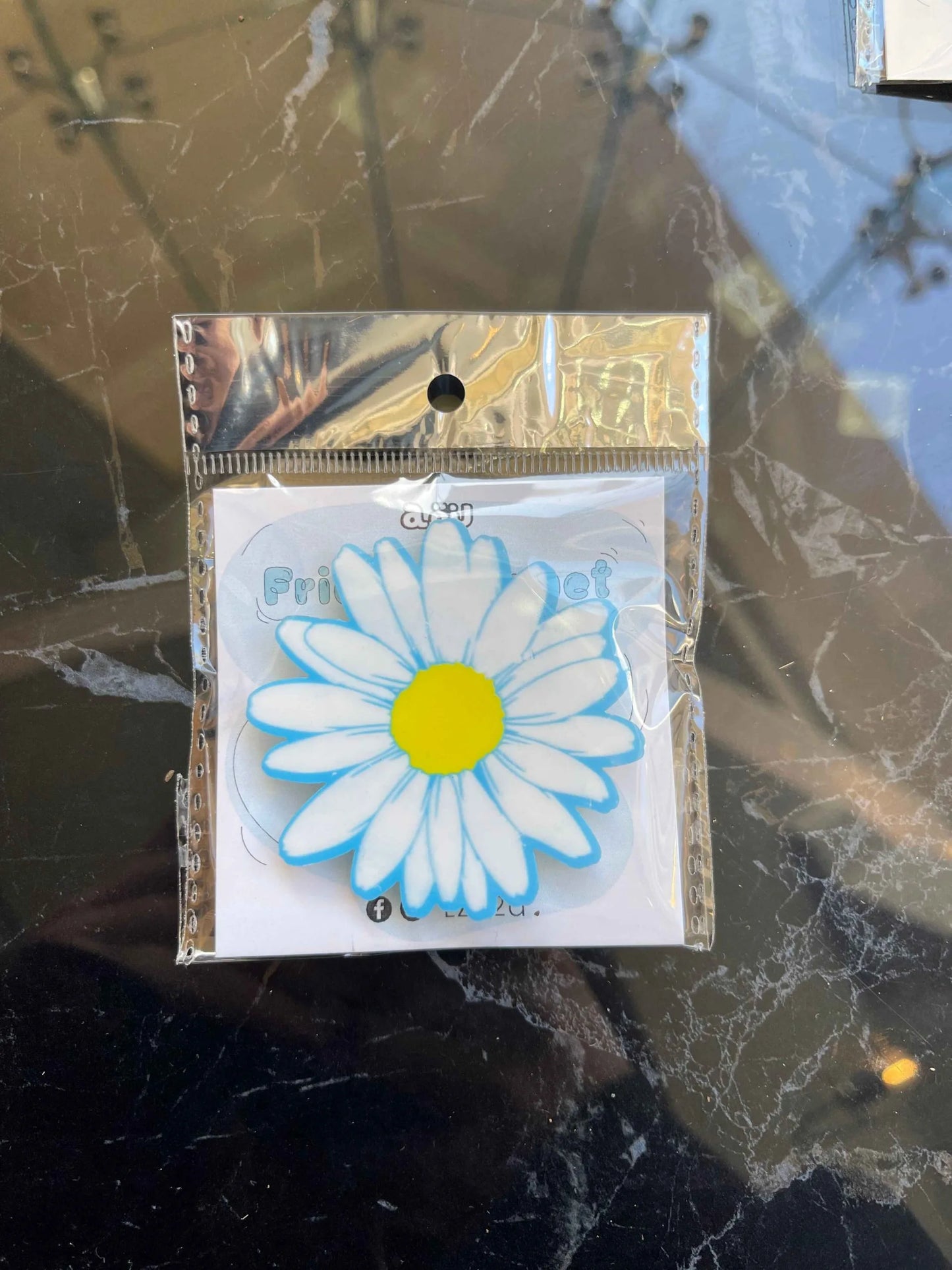Daisy flower magnet