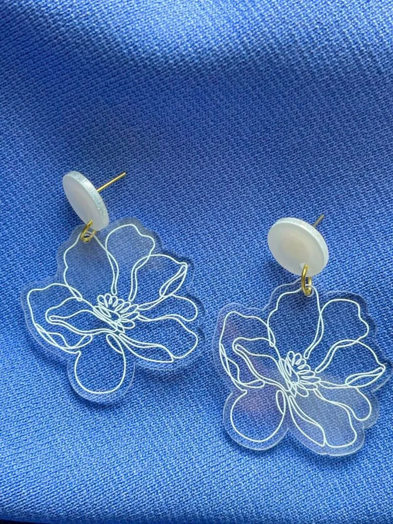 Trasparent white flower earrings
